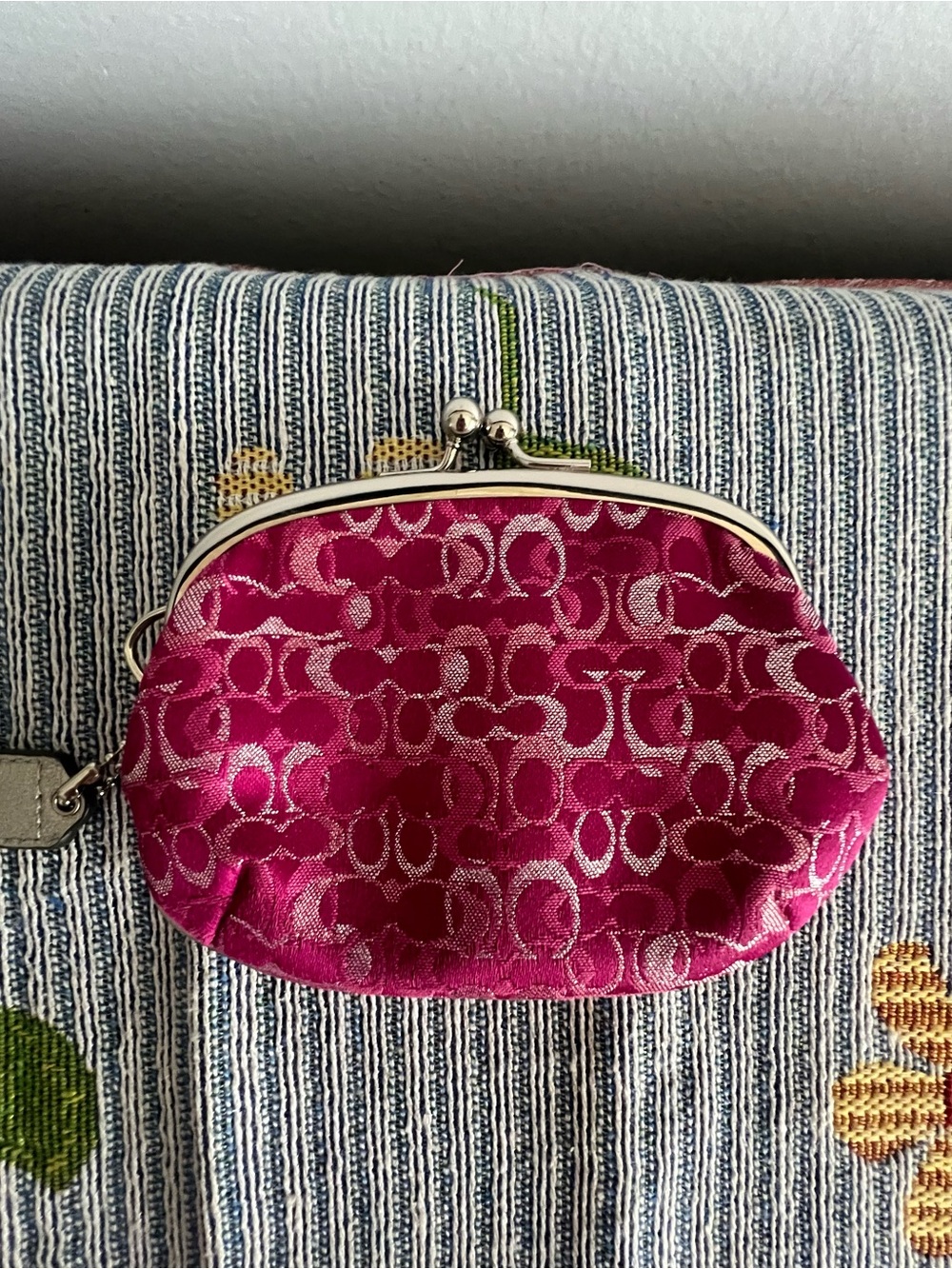 Coach Rare Y2K Pink Signature Kiss-Lock Coin  Purse - Picture 5 of 9
